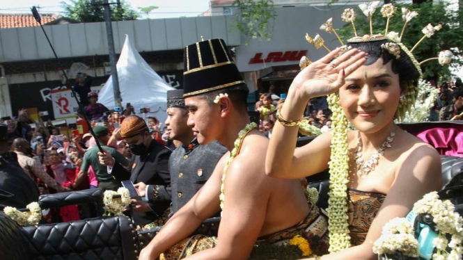 Pasangan pengantin Kaesang Pangarep dan Erina Gudono menaiki kereta kencana dalam kirab sebagai bagian dari rangkaian upacara Ngunduh Mantu di Solo, Jawa Tengah, Minggu, 11 Desember 2022.