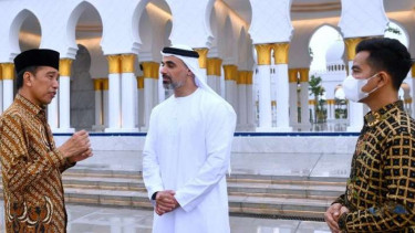 Presiden Joko Widodo (Jokowi) didampingi Wali Kota Surakarta Gibran Rakabuming Raka menerima Khalid bin Mohamed bin Zayed Al Nahyan, putra dari Presiden Persatuan Emirat Arab (PEA) Mohamed bin Zayed Al Nahyan (MBZ), di Surakarta, Minggu, 11 Desember 2022.