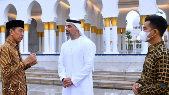 Presiden Joko Widodo (Jokowi) didampingi Wali Kota Surakarta Gibran Rakabuming Raka menerima Khalid bin Mohamed bin Zayed Al Nahyan, putra dari Presiden Persatuan Emirat Arab (PEA) Mohamed bin Zayed Al Nahyan (MBZ), di Surakarta, Minggu, 11 Desember 2022.