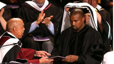 Kanye West saat menerima gelar doktor kehormatan di tahun 2015