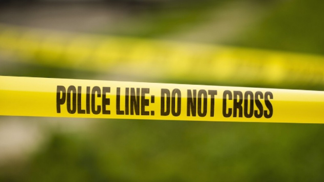 Police line atau garis polisi.