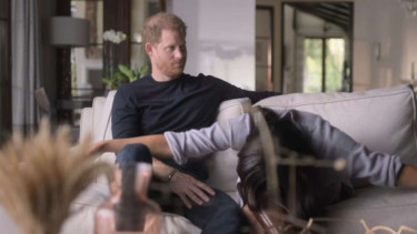 Meghan Markle mencontohkan membungkuk di tradisi Inggris