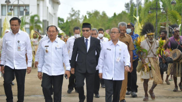 Plt Dirjen PKTrans Rajumber Prihatin memimpin upacara Puncak peringatan Hari Bhakti Transmigrasi (HBT) ke-72 digelar di Lapangan Kapsul Waktu Kabupaten Merauke Provinsi Papua Selatan, Senin (12/12/2022).