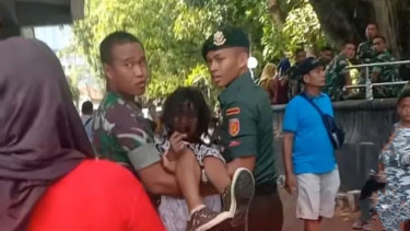 VIVA Militer: Prajurit Yonif Para Raider 502/Ujwala Yudha Kostrad evakuasi gadis