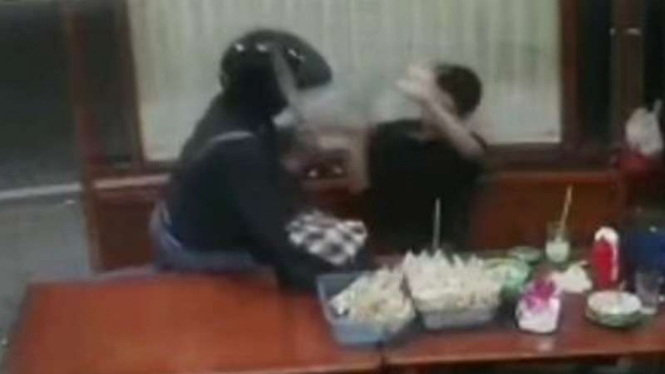Begal ancam seorang remaja di warung kopi Kemang, Jakarta Selatan.