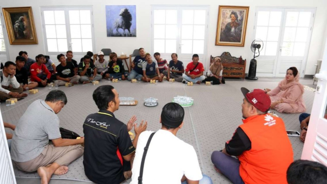 Sejumlah pengemudi angkutan umum di Kota Bogor, Jawa Barat, yang tergabung dalam beberapa komunitas seperti Sexy, TheFha, Monster, dan Bismillah, mengadukan nasib mereka ke Melli Darsa (MD).
