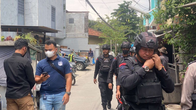 Densus 88 Polri geledah kamar indekos di Kota Bandung, Jawa Barat.