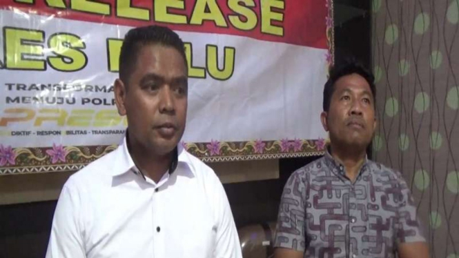 Kasat Reskrim Polres Belu Iptu Djafar Alkatiri (baju putih)