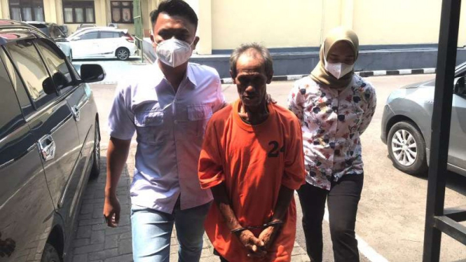 Tersangka D yang menyetubuhi anak tirinya di Polres Mojokerto.