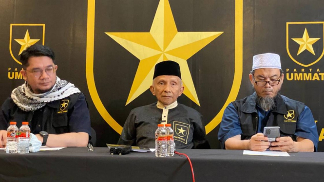 Ketua Majelis Syuro Partai Ummat Amein Rais. (tengah) dan Ketua Umum Partai Ummat Ridho Rahmadi.