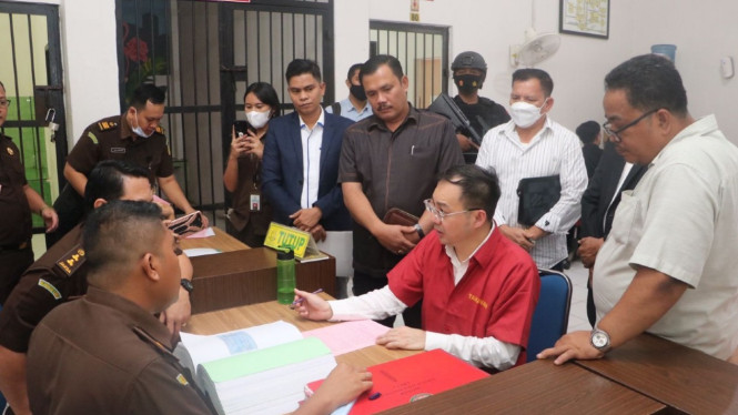 Apin BK saat dilimpahkan Polda Sumut ke Kejari Medan.