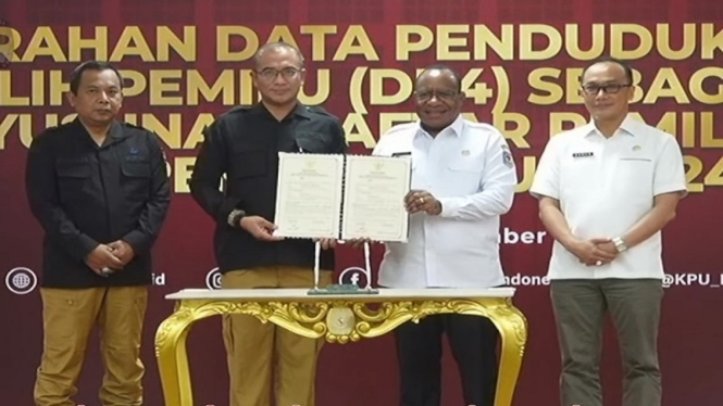 Wakil Mendagri John Wempi menyerahkan DP4 untuk Pemilu 2024 ke KPU RI
