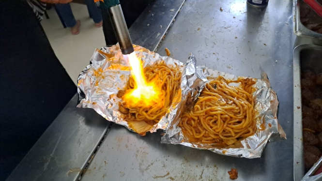 Mie bakar celaket khas Malang. 