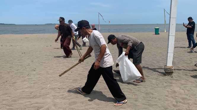 Bersih-bersih pantai.