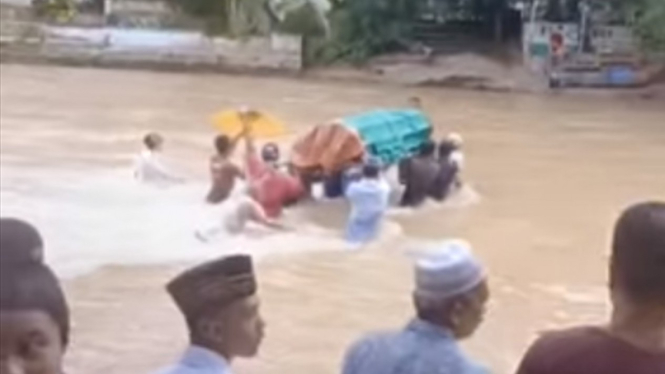 Akses ke pemakaman sulit, warga gotong keranda jenazah lewati sungai.