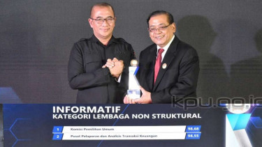 Ketua KPU Hasyim Asyari (kiri) menerima anugerah Anugerah Keterbukaan Informasi Publik Tahun 2022 Kategori Lembaga Nonstruktural dari Komisi Informasi Pusat Donny Yoesgiantoro di Jakarta, Rabu, 14 Desember 2022.