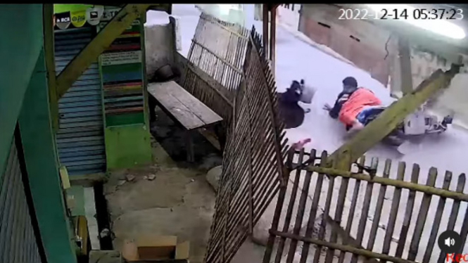 Pagar rumah ditabrak motor terekam CCTV 
