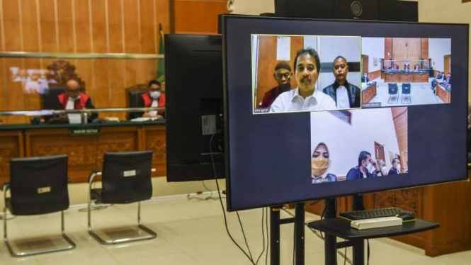 Roy Suryo dalam sidang pembacaan tuntutan kasus meme stupa.