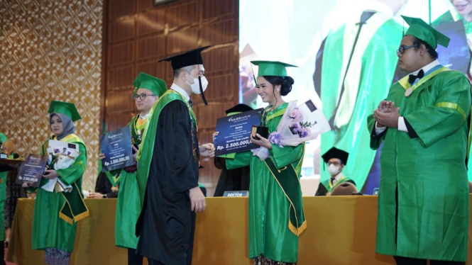 Kalbis Institute Gelar Wisuda Sarjana dan Pascasarjana 2022