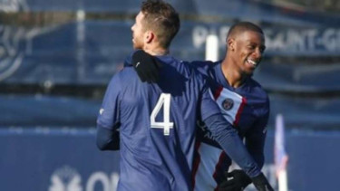 Pemain PSG, Sergio Ramos dan Nordi Mukiele rayakan gol.