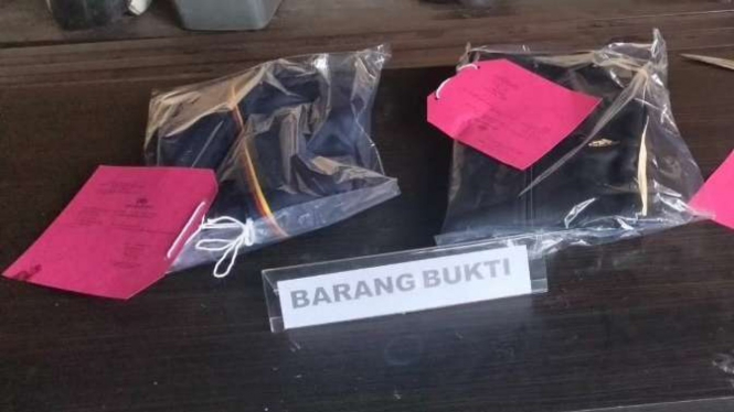 Polsek Tambora Jakarta Barat menunjukkan barang bukti kasus pembegalan.