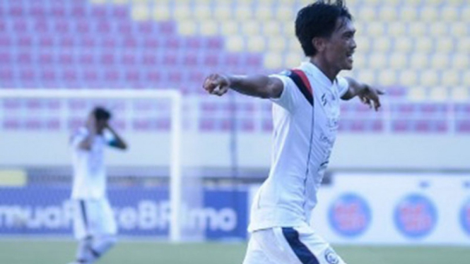 Selebrasi Jayus Hariono usai bobol gawang Persita Tangerang