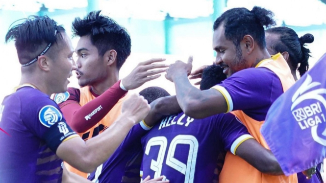 Pemain Persik Kediri merayakan gol.