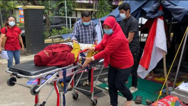Pendemo yang gelar aksi mogok makan di Komnasham yang dilarikan ke rumah sakit.