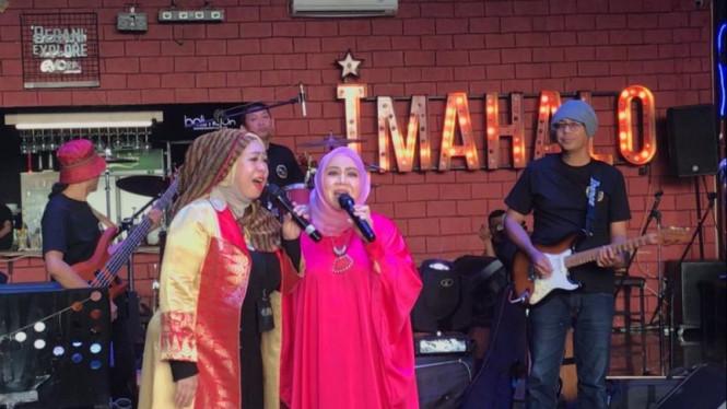 Endang S Taurina, bersama sang adik Ratih Purwasih