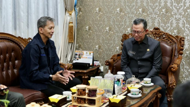 Teguh Anantawikrama (kiri) dan Sekda Provinsi Lampung, Fahrizal Darminto (kanan)
