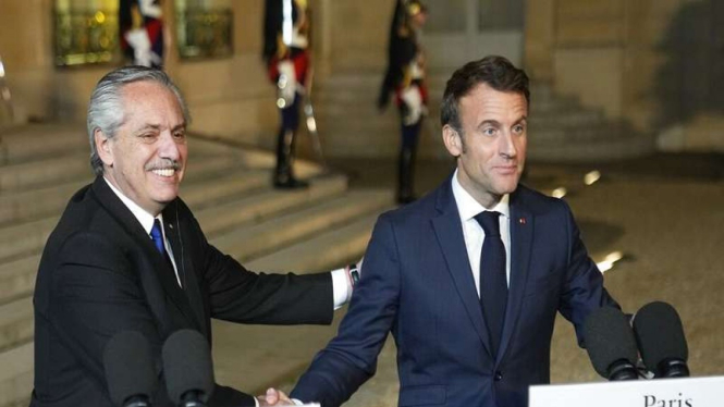 Presiden Argentina Alberto Fernandez bersama Presiden Prancis Emmanuel Macron