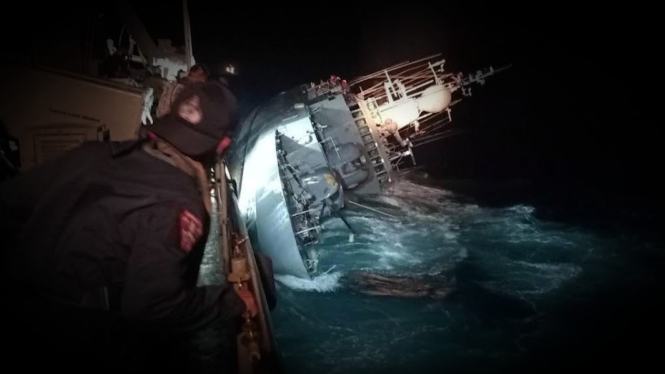 VIVA Militer: HTMS Sukhothai saat lumpuh di tengah lautan.