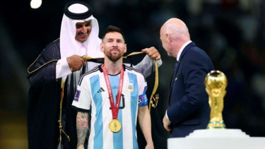 Lionel Messi kenakan jubah hitam