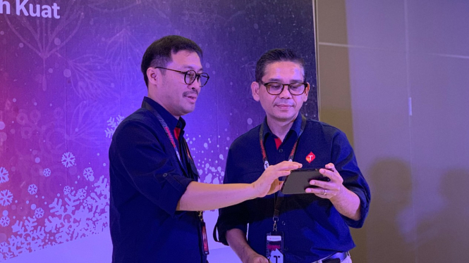 Senior Vice President Consumer Sales Operations Telkomsel Gilang Prasetya (kiri).