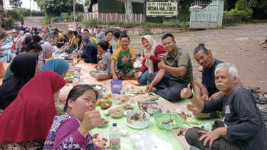 VIVA Militer: Prajurit Yonbekang 1/Kostrad dijamu korban gempa Cianjur