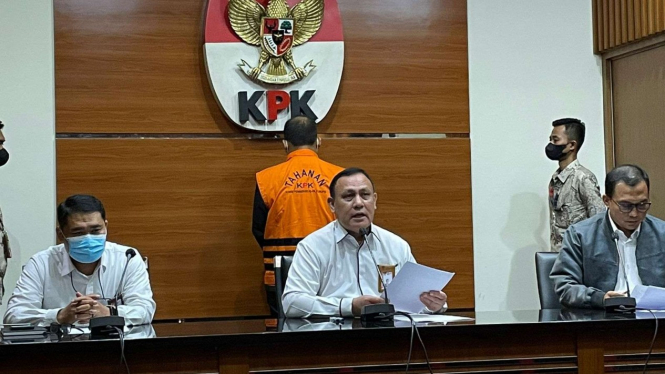 Ketua KPK Firli Bahuri mengumumkan hakim Edy Wibowo sebagai tersangka kasus suap.