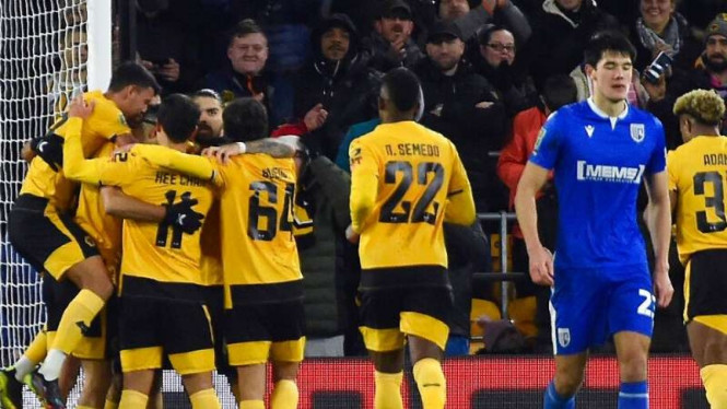 Bek Gillingham, Elkan Baggott dikalahkan Wolverhampton Wanderers di Piala Liga