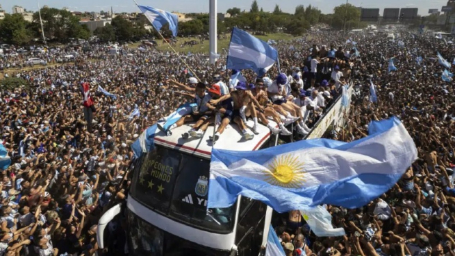 Tim sepak bola nasional Argentina yang memenangkan Piala Dunia 2022 naik di atas bus terbuka selama parade mereka di Buenos Aires, Argentina, Selasa, 20 Desember 2022.