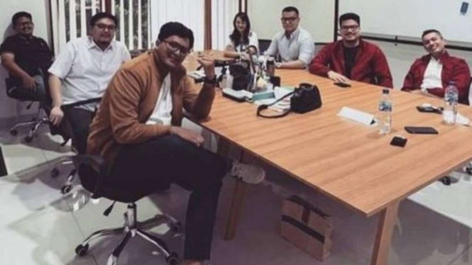 Rian Ernest, Tsmara Amany dan beberapa kader PSI ngumpul bareng.