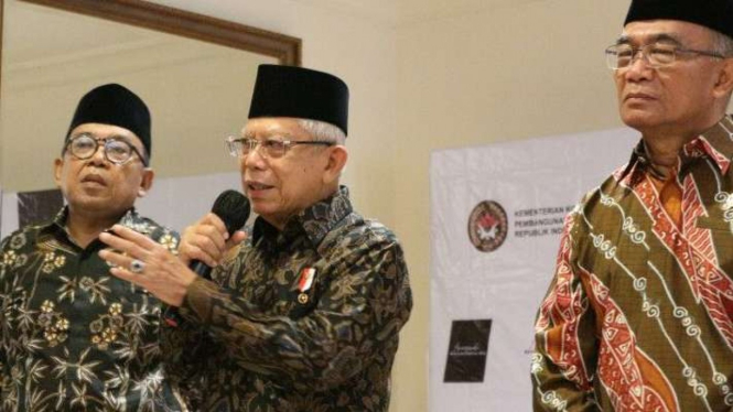 Wakil Presiden Maruf Amin didampingi Menteri Koordinator Bidang Pembangunan Manusia dan Kebudayaan Muhadjir Effendy dan Juru Bicara Wapres Masduki Baidlowi menyampaikan keterangan kepada wartawan, di Jakarta, Rabu, 21 Desember 2022.