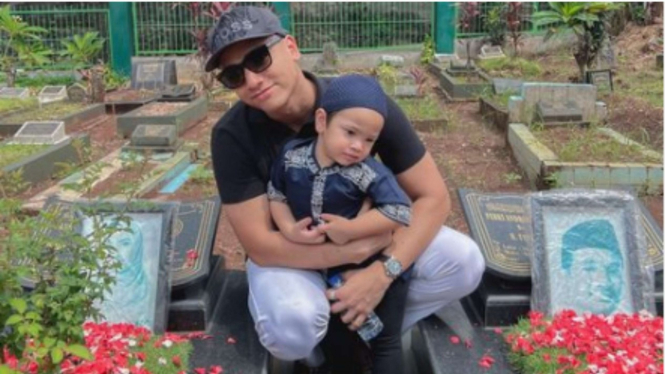 Fadly Faisal & Gala Sky Kunjungi Makam Vanessa Angel dan Bibi Ardiansyah.
