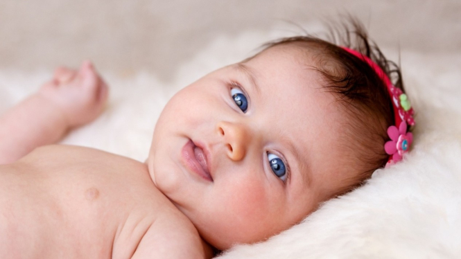Ilustrasi bayi pakai bando/bandana/headband. 