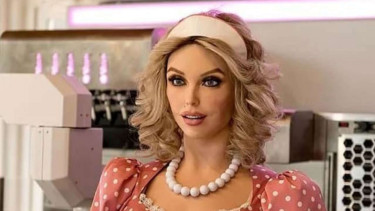 Robot supermodel cantik menjadi pelayan kafe di Dubai, UEA.