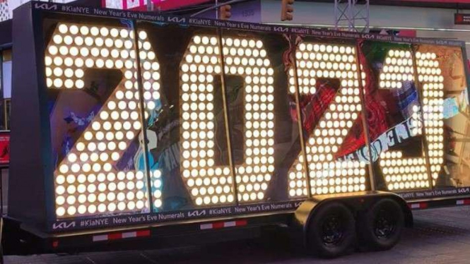 Angka 2023 berukuran raksasa tiba di Times Square, New York, Amerika Serikat.