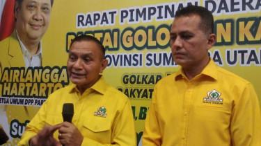 Sekretaris Jenderal Partai Golkar Lodewijk Freidrich Paulus (kiri) dan Ketua Partai Golkar Sumatera Utara Musa Rajekshah berbicara kepada wartawan di sela-sela Rapat Pimpinan Daerah Partai Golkar Sumatera Utara di Medan, Kamis, 22 Desember 2022.