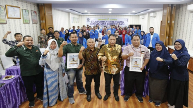 Rektor UMSU Prof Agussani bersama Dekanat FISIP, SRCC UMSU, dosen, dan mahasiswa