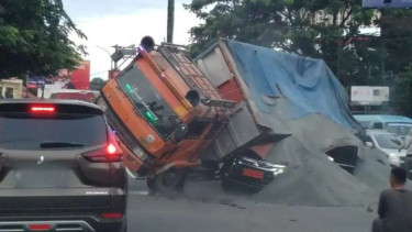 Truk pasir terguling menimpa mobil Pajero Sport berplat TNI di Transyogi Depok 