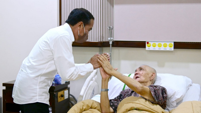 Presiden Jokowi menjenguk Wakil Presiden ke-6 RI, Try Sutrisno