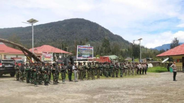 VIVA Militer: Prajurit Yonif Raider 303/SSM ikut Apel Operasi Lilin Cartenz 2022