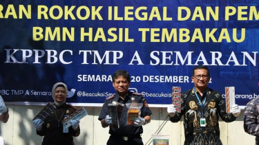 Bea Cukai musnahkan jutaan barang kena cukai ilegal.